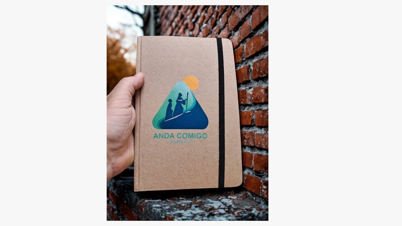 WhatsApp Image 2026-02-25 at 16.09.51 Caderneta Grande tipo MOLESKINE Tema dos Jovens 2026 - Imagem 1